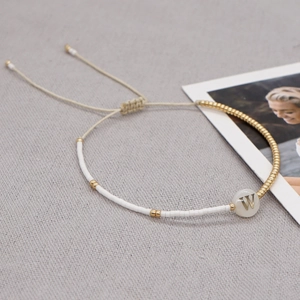 Bracciale Miyuki fatto a mano con lettera W in conchiglia naturale e cordino regolabile