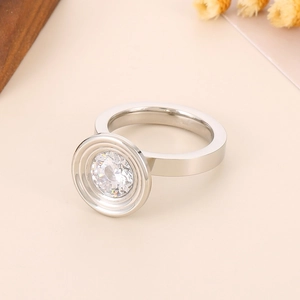 Vue détaillée de la bague en titane argenté avec zircon et anneaux multicouches arrondis