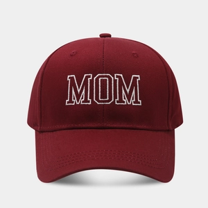 Detalle de gorra de béisbol de algodón rojo oscuro con bordado blanco de MOM