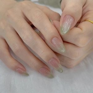 Handgemachte grüne Cat-Eye-Nägel mit Farbverlauf, ovalem Glanzfinish und Goldring