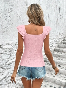 Detail eines rosa Oberteils mit Stickerei, quadratischem Ausschnitt und Rüschendesign