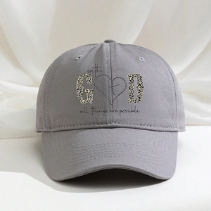 Vista dettagliata del cappellino da baseball grigio in cotone con lettere GD leopardate