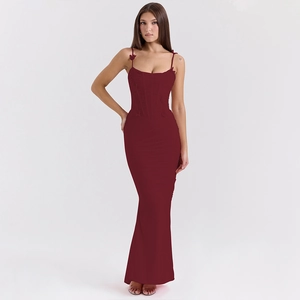 Robe longue élégante bordeaux dos nu avec détails plissés et fines bretelles spaghetti