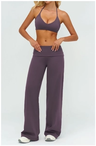Detail eines grau-violetten Yoga-Sets mit Halterneck-Sport-BH und weiter Sporthose