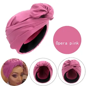 Details des operapinken Turbans mit Satinfutter und geknotetem Design-Element