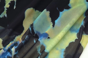 Gros plan sur le tissu en mesh noir avec imprimé abstrait dégradé et texture respirante