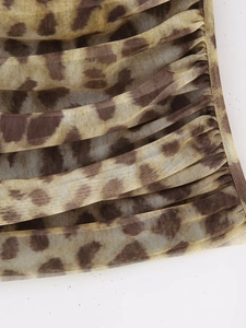 Détail du tissu en maille respirante avec imprimé léopard et texture plissée