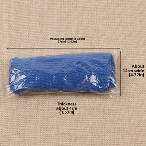 Blaue Strick-Armstulpen mit Rippenstruktur und Verpackungsmaßen 27x12x4cm im Detail