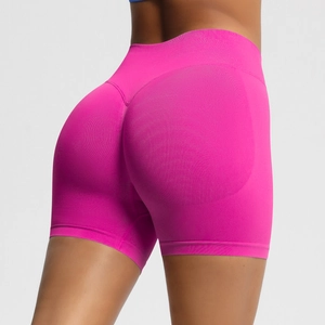 Détail du short de yoga sans couture rose vif à taille haute et effet push-up fessier