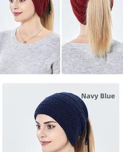 Detail der Strickmütze mit Zopfloch in Dunkelrot und Marineblau für Pferdeschwänze