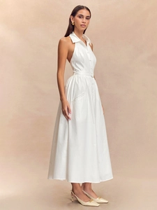 Détail de la robe licou blanche à col chemise avec ceinture assortie vue de profil