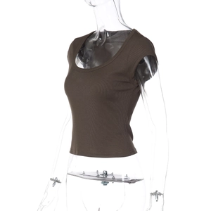 Detail eines dunkelbraunen Rippstrick-Crop-Tops mit weitem U-Ausschnitt und kurzen Ärmeln
