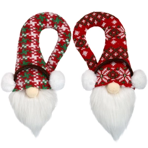 Gnomos de Navidad decorativos con gorros de punto de cuadros y copos de nieve
