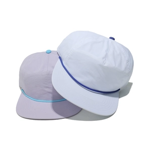 Détail de casquettes de baseball violettes et blanches à séchage rapide avec cordons déco