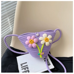 Details einer lila gewebten Mini-Tasche mit Plüschblumen und Perlen-Applikation