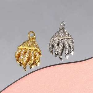 Gros plan de pendentifs méduse en or et argent sertis de cristaux étincelants