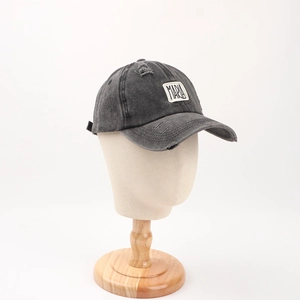 Detailansicht der gewaschenen grauen Baseballkappe mit MARIA-Patch und Distressed-Design
