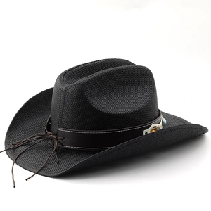 Makroaufnahme von schwarzem Stroh-Cowboyhut mit Lederband und bunten Perlenbesatz
