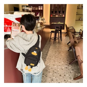 Détail du sac de poitrine canard noir pour enfants avec bec jaune et pattes orange