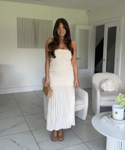 Vue détaillée de la robe bustier en maille blanc cassé avec haut et jupe à plis élastiques
