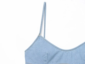 Nahaufnahme des hellblauen Denim-Tops mit Spaghettiträgern und V-Ausschnitt-Design