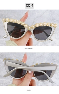 Dettaglio occhiali da sole cat-eye con fiori di perle fatti a mano e strass lucidi