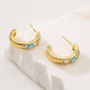 Gold-plated C-shaped earrings with zircon and evil eye enamel on ribbed texture