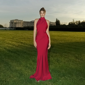 Robe longue élégante en satin dos nu rouge foncé avec col licou pour soirée chic