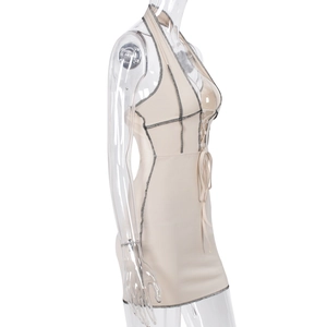 Vue détaillée d'une mini-robe dos nu beige avec surpiqûres noires et cordon de serrage