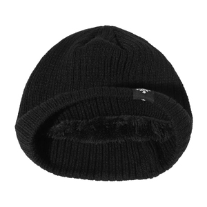 Détail du bonnet en tricot noir avec doublure polaire chaude et écusson de flocon