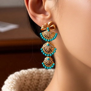 Boucles d'oreilles pendantes vintage dorées avec perles bleues et cristaux brillants