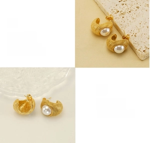 Détail de boucles d'oreilles plaquées or 18 carats avec texture tressée et perle