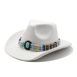 Détail d'un chapeau de cow-boy blanc en feutre avec pierre turquoise et bandeau bohème
