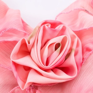 Maxikleid in Rosa mit floralen Volants und dekorativen Stoffblumen für Damenmode