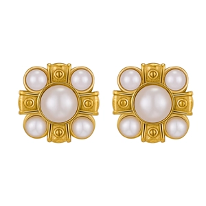 Élégantes boucles d'oreilles fleurs dorées avec une perle centrale entourée de petites perles