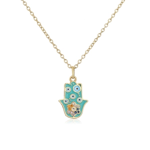 Detail der 18K vergoldeten Hamsa-Halskette mit Emaille und bunten Zirkonia-Steinen