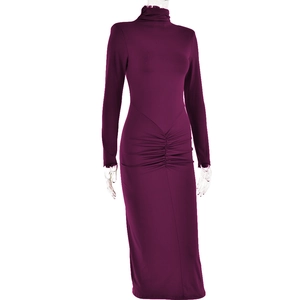 Détails de la robe mi-longue violette à manches longues avec col montant et plis