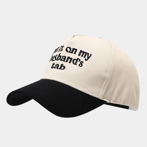 Detail der beige-schwarzen Trucker-Mütze mit hochwertiger Kontraststickerei auf der Vorderseite