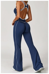 Detailansicht des dunkelblauen rückenfreien Yoga-Jumpsuits mit weißem Saum und Schlaghose