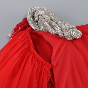Détail du tissu en tulle rouge plissé avec ornement de nœud en strass argentés scintillants