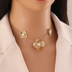 Collier à fleurs dorées avec perles sur mannequin pour un look de bijoux chic et élégant