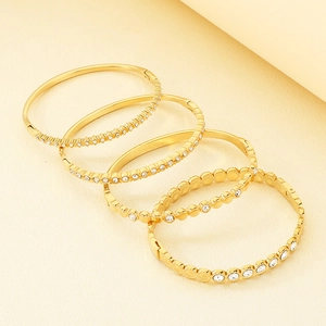 Vue détaillée de quatre bracelets plaqués or avec cristaux clairs et fermoirs à pression