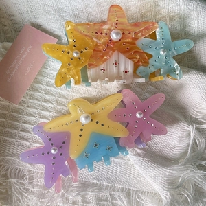 Pinza per capelli a stella marina in acetato colorato con perle e strass su maglia