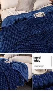 Dettaglio coperta in velluto blu reale con trama a strisce e finitura in morbida flanella