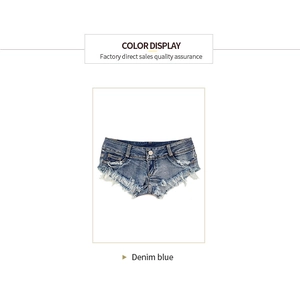 Detailansicht der denimblauen Jeans-Shorts mit ausgefranstem Saum auf weißem Hintergrund