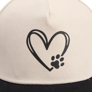 Détail d'une casquette en coton sergé beige avec broderie cœur et patte de chat