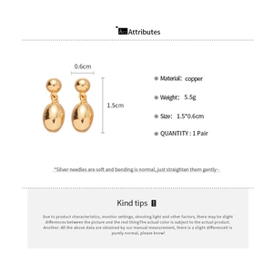 Vue détaillée des boucles d'oreilles goutte en or 18 carats avec dimensions et matière