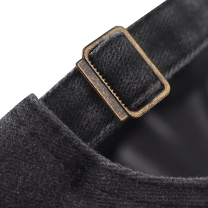 Détail de la boucle en bronze vintage sur la casquette Brooklyn en coton délavé