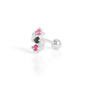 Vista macro del piercing helix in argento 925 con zirconi rosa e neri e chiusura a sfera