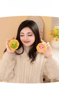 Porte-clés en peluche tarte aux œufs souriante portés à la main pour décor de sac